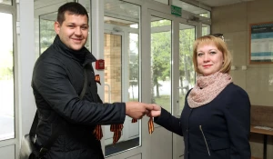 Раздача ленточек.