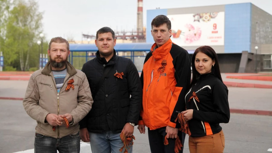 Раздача ленточек.