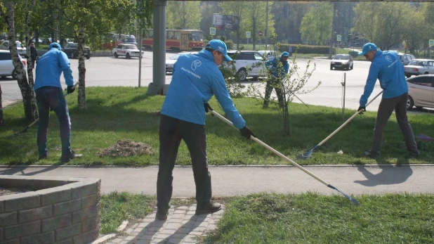 "Ростелеком" навел чистоту и порядок в барнаульском Сквере связистов.