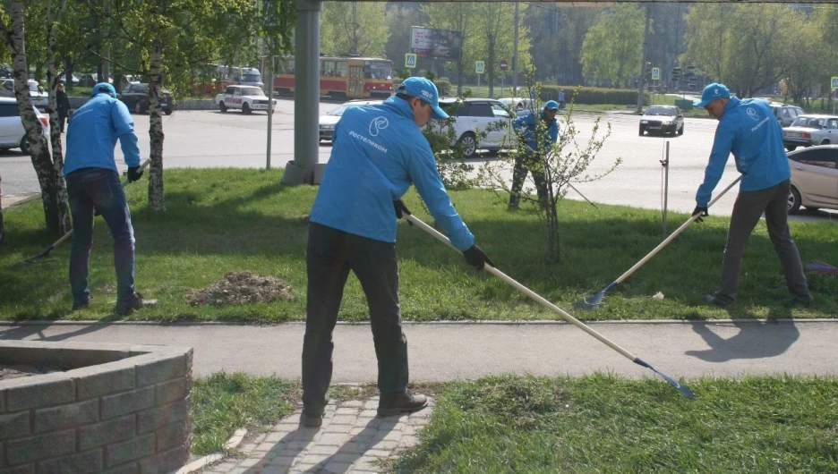 "Ростелеком" навел чистоту и порядок в барнаульском Сквере связистов.