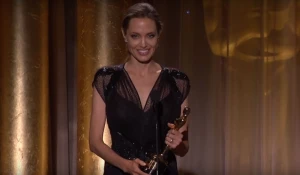 Анджелина Джоли на церемонии вручения кинопремии "Оскар".