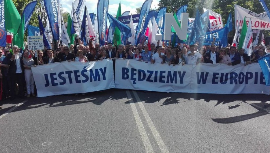 Антиправительственный марш в Варшаве.