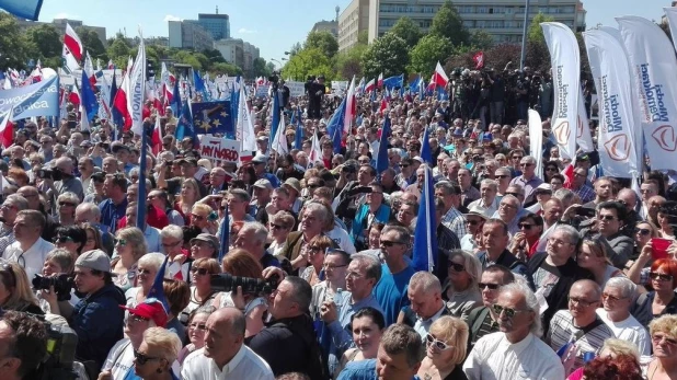 Антиправительственный марш в Варшаве.