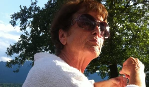 Пожилая женщина, очки.