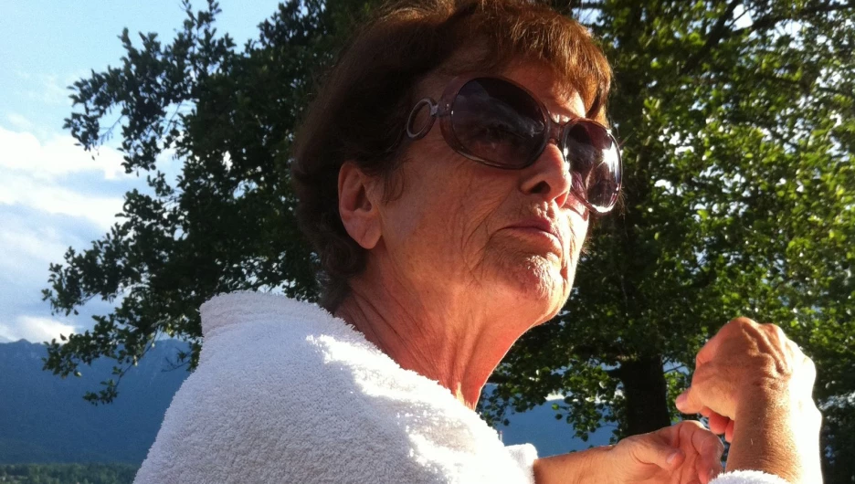 Пожилая женщина, очки.