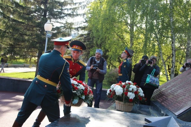 В Барнауле на мемориале Славы почтили память солдат-победителей.