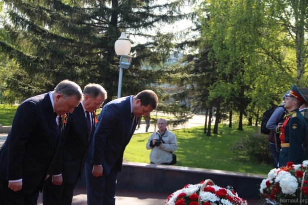 В Барнауле на мемориале Славы почтили память солдат-победителей.