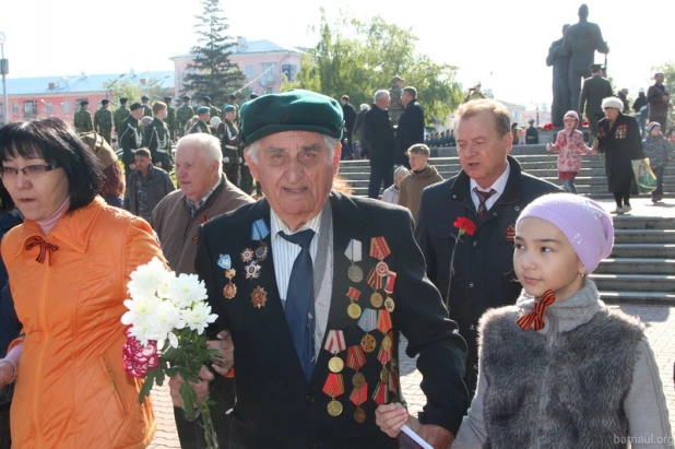 В Барнауле на мемориале Славы почтили память солдат-победителей.