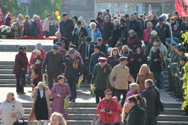 В Барнауле на мемориале Славы почтили память солдат-победителей.