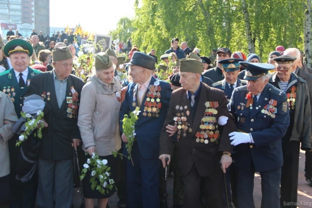 В Барнауле на мемориале Славы почтили память солдат-победителей.