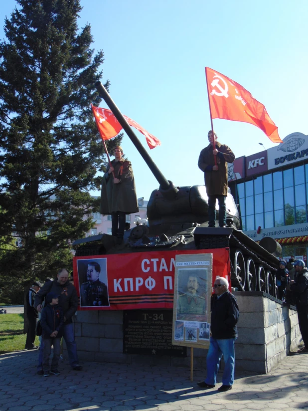 9 мая барнаульские коммунисты провели сразу несколько акций.