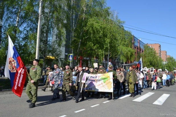 В Барнауле запустили в небо сотни белых шаров "упущенной мечты" и расписались на "Стене памяти".