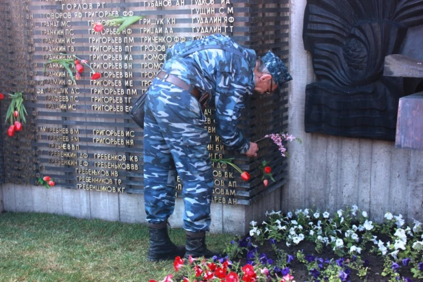 Барнаульские ветераны почтили память погибших в Великой Отечественной войне.