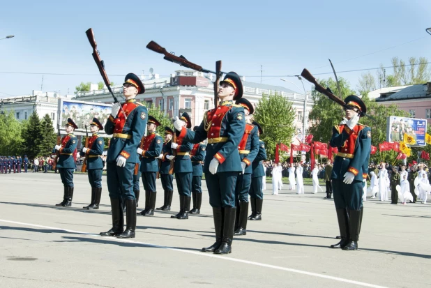 Парад Победы в Барнауле 9 мая 2016 года.