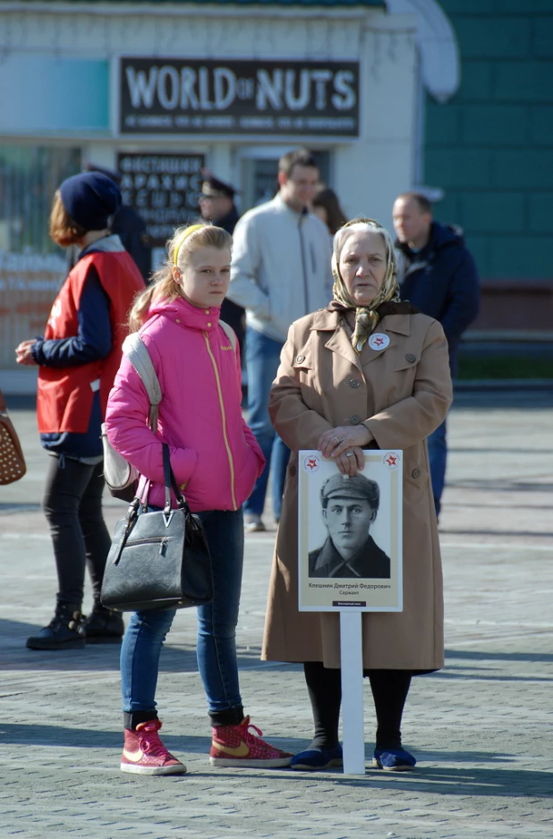 Подготовка к шествию "Бессмертного полка" в Барнауле. 9 мая 2016 года.