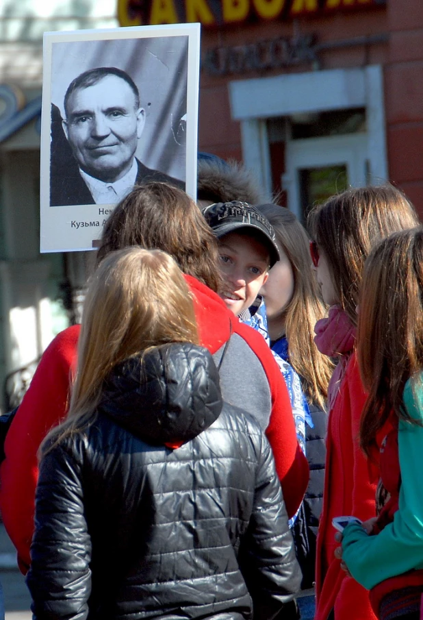 Подготовка к шествию "Бессмертного полка" в Барнауле. 9 мая 2016 года.