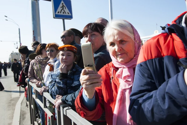 Подготовка к шествию "Бессмертного полка" в Барнауле. 9 мая 2016 года.