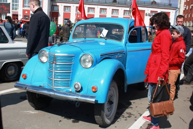 Выставка ретро автомобилей 9 мая 2016 года в Барнауле.