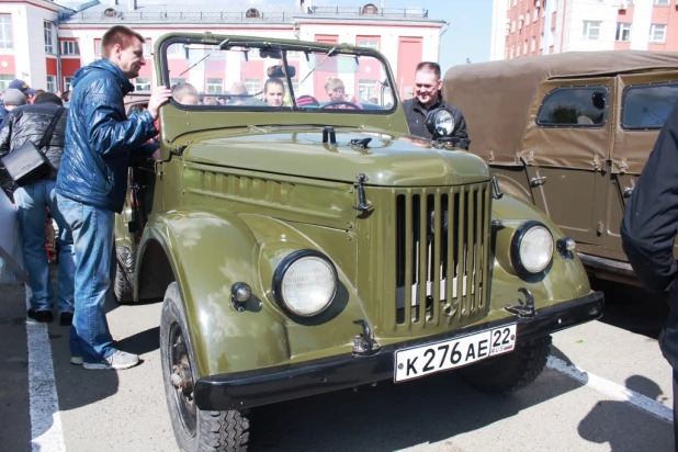 Выставка ретро автомобилей 9 мая 2016 года в Барнауле.