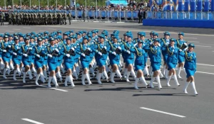 Женщины-военнослужащие из разных стран на парадах. Казахстан.