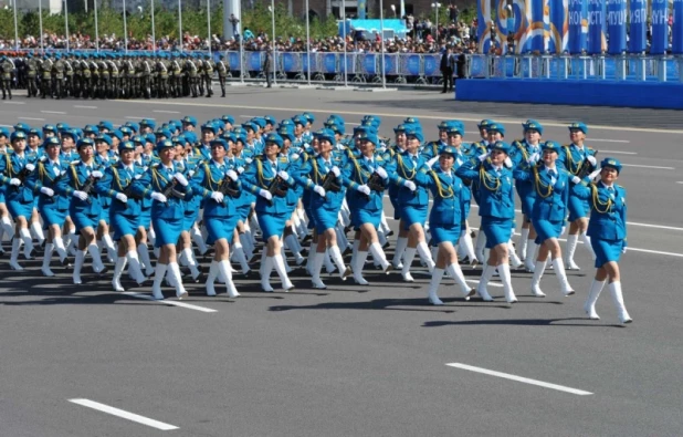 Женщины-военнослужащие из разных стран на парадах. Казахстан.