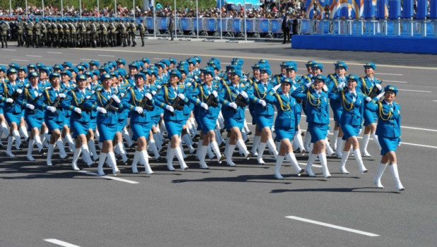 Женщины-военнослужащие из разных стран на парадах. Казахстан.