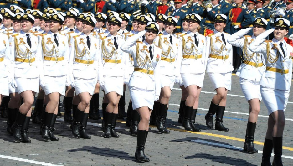 Женщины-военнослужащие из разных стран на парадах. Россия.