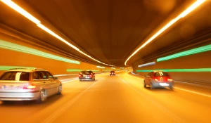 Автомобили в тоннеле.