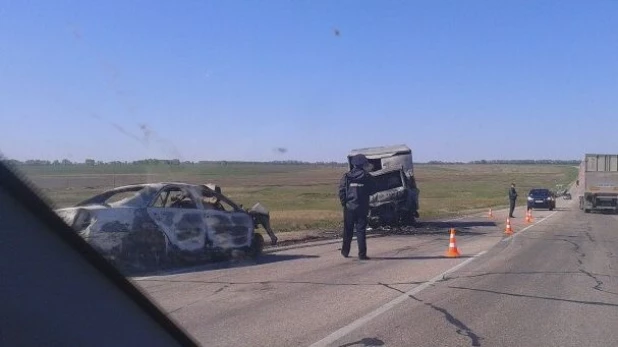 В ДТП на алтайской трассе сгорел автомобиль.