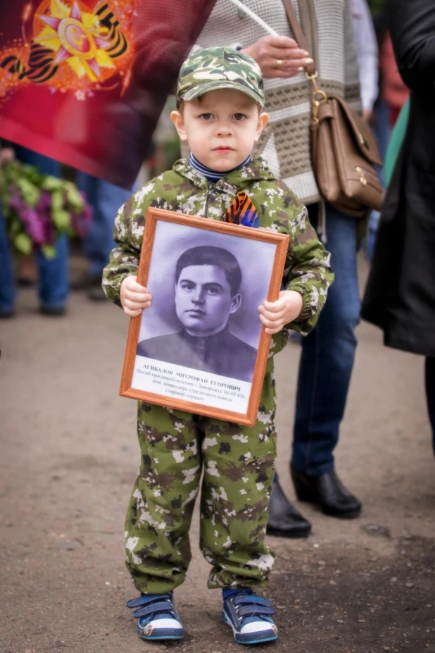 Шествие "Бессмертного полка" в Снежном (Донецкая область, Украина). 9 мая 2016 года.