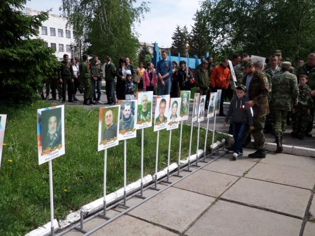 Шествие "Бессмертного полка" в Снежном (Донецкая область, Украина). 9 мая 2016 года.