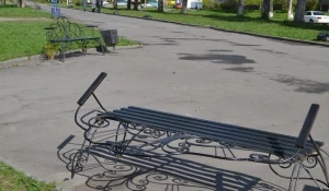 Поврежденные скамейки на Георгия Исакова.