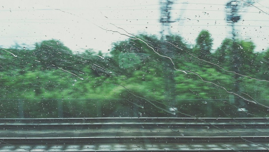 Дождь. В поезде.