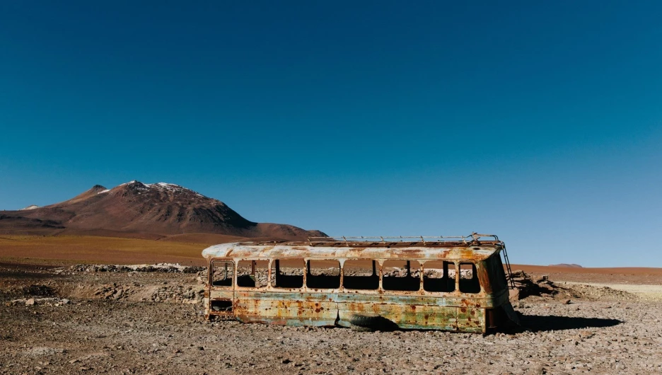 Старый автобус в пустыне.