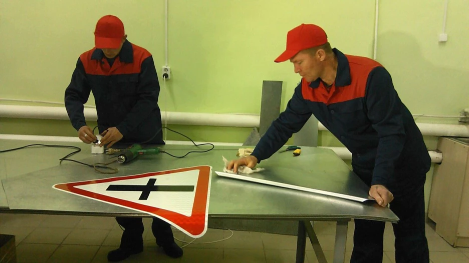 Алтайское ДСУ наладило собственное производство дорожных знаков