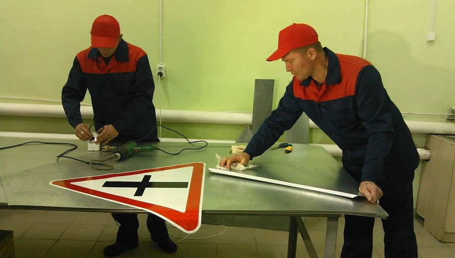 Алтайское ДСУ наладило собственное производство дорожных знаков