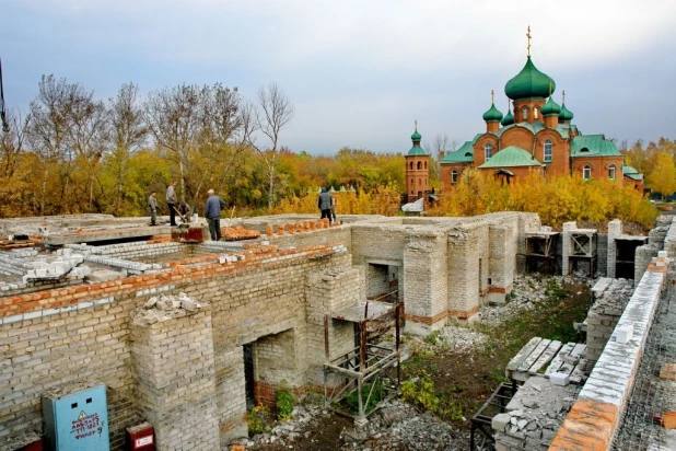 Долгое строительство Александро-Невского храма в Барнауле.