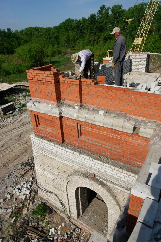 Долгое строительство Александро-Невского храма в Барнауле.