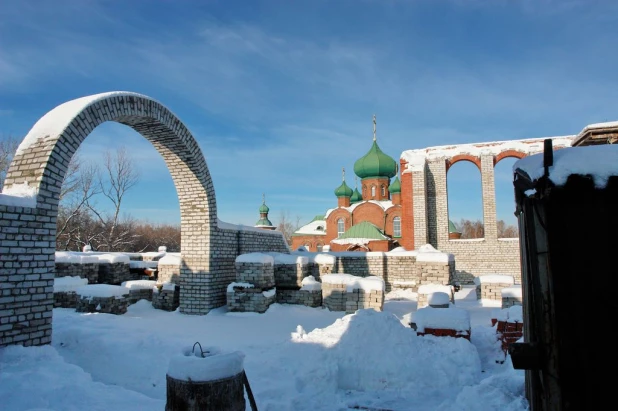 Долгое строительство Александро-Невского храма в Барнауле.