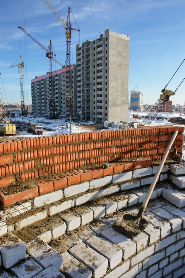 Долгое строительство Александро-Невского храма в Барнауле.