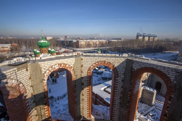 Долгое строительство Александро-Невского храма в Барнауле.