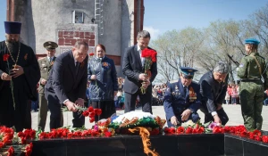 Возложение цветов к Вечному огню.