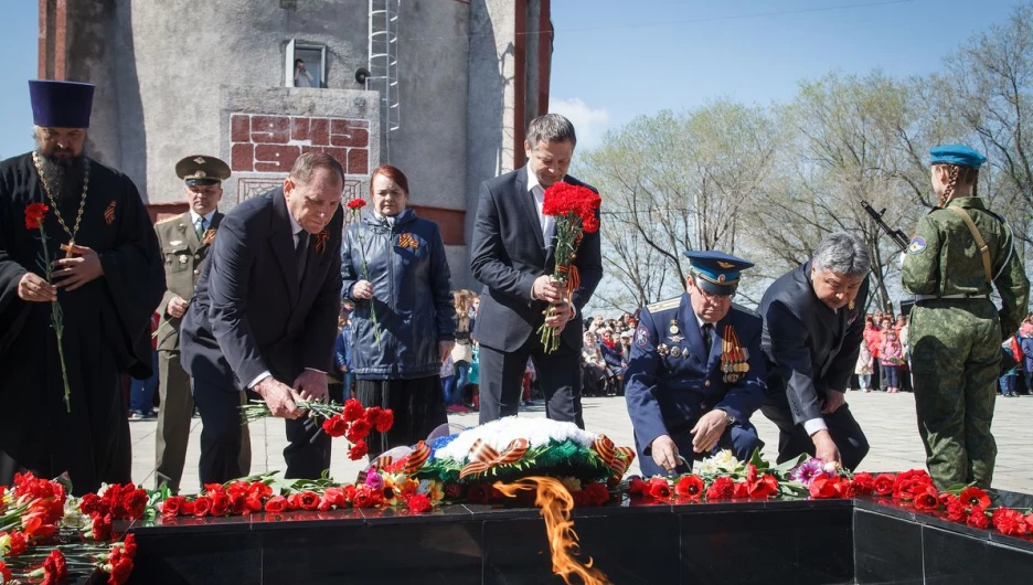 Возложение цветов к Вечному огню.