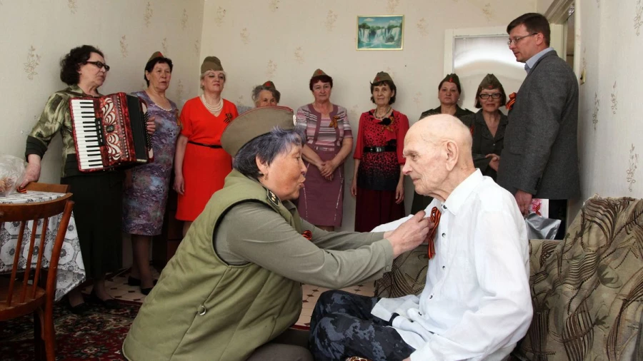 Поздравление ветеранов на дому.