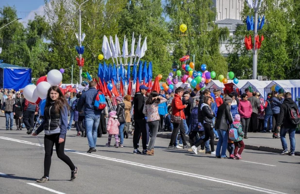 Участники "Бессмертного полка" в Барнауле. 9 мая 2016 года.