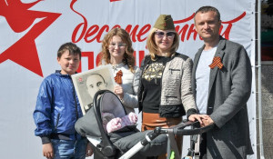 Участники "Бессмертного полка" в Барнауле. 9 мая 2016 года.