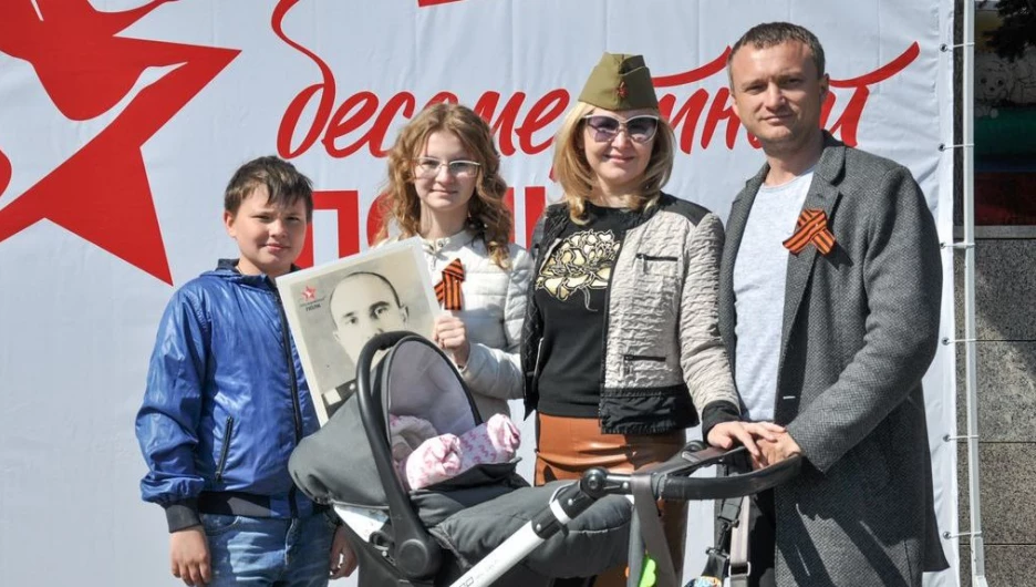 Участники "Бессмертного полка" в Барнауле. 9 мая 2016 года.