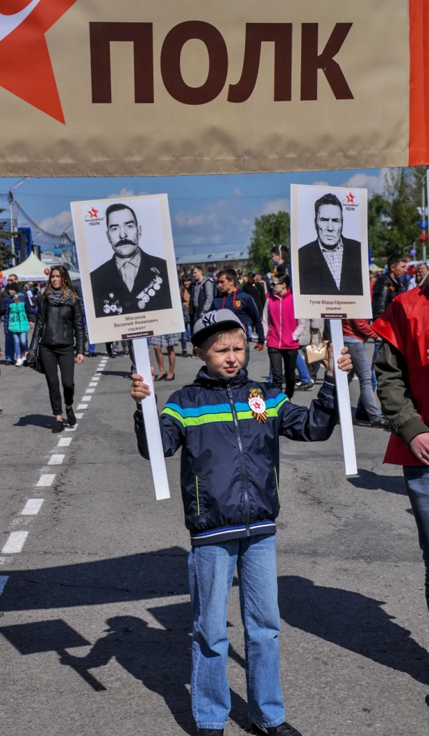 Участники "Бессмертного полка" в Барнауле. 9 мая 2016 года.