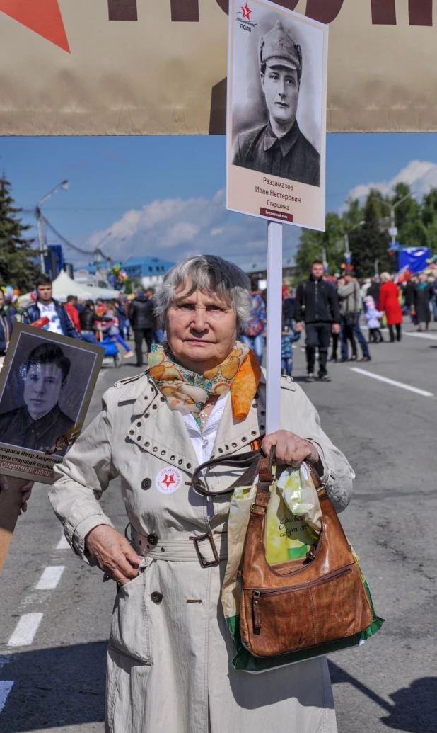 Участники "Бессмертного полка" в Барнауле. 9 мая 2016 года.