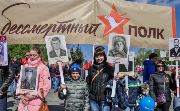 Участники "Бессмертного полка" в Барнауле. 9 мая 2016 года.